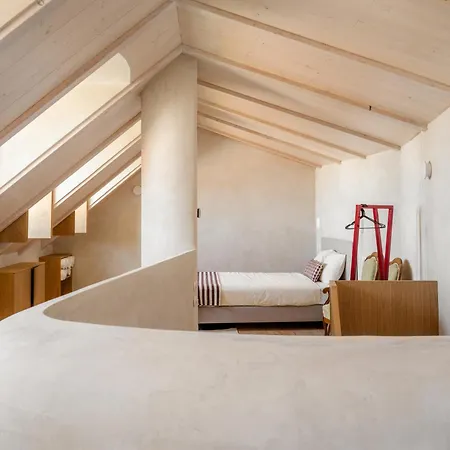 O Poleiro - Modern Living *