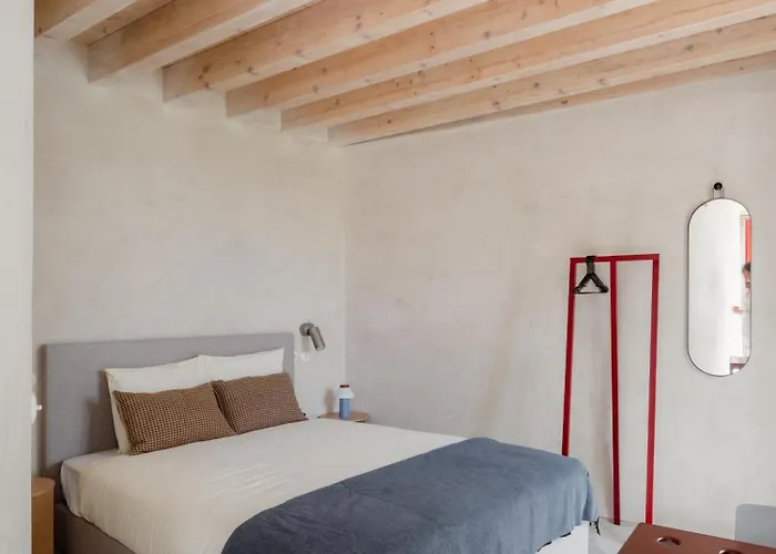 O Poleiro - Modern Living